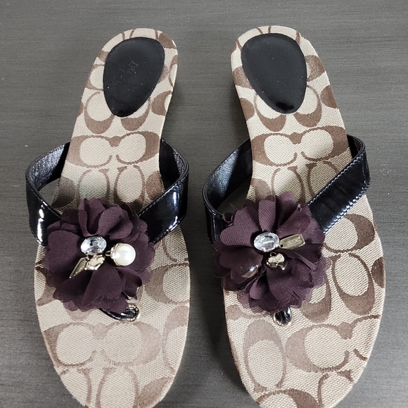 Coach Serenity Floral Charms Bling Patent Leather Flipflops Sandals Sz 7M NWOB - Picture 2 of 8